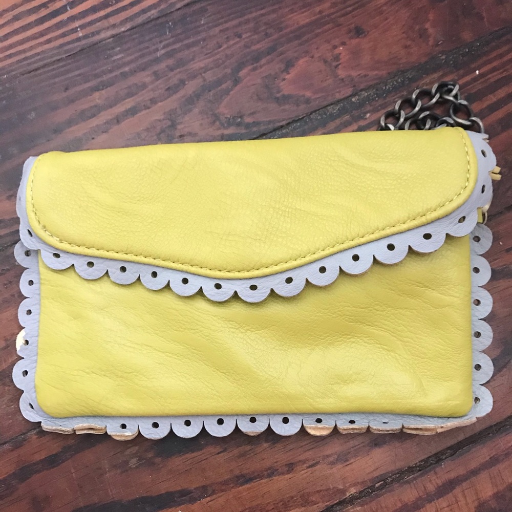 Scalloped edge wristlet